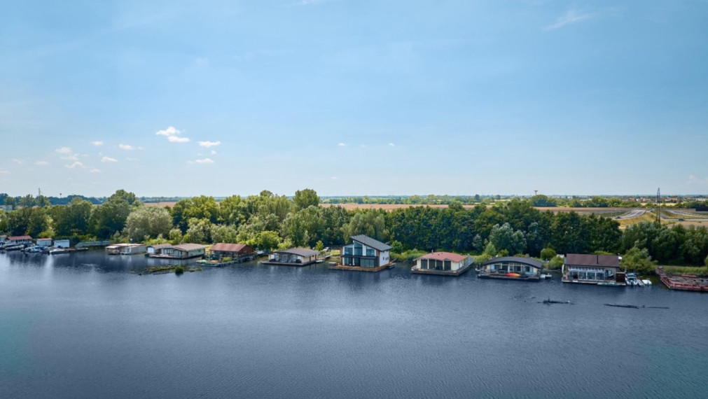 Neibrs | Exkluzívne na predaj 5i luxusný a nízkoenergetický hausboat na celoročné bývanie, 250m2, terasa, vírivka, parkovanie, Jarovecké rameno