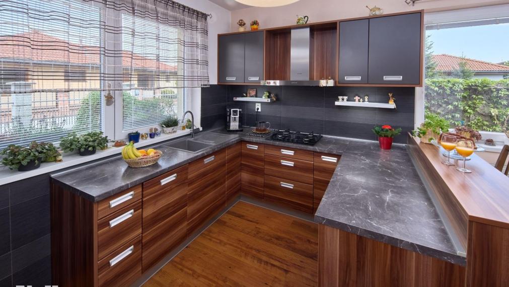 Neibrs | 513 m2 záhrada, 4 izb RD  samostatný, garáž, altánok, v dome krb