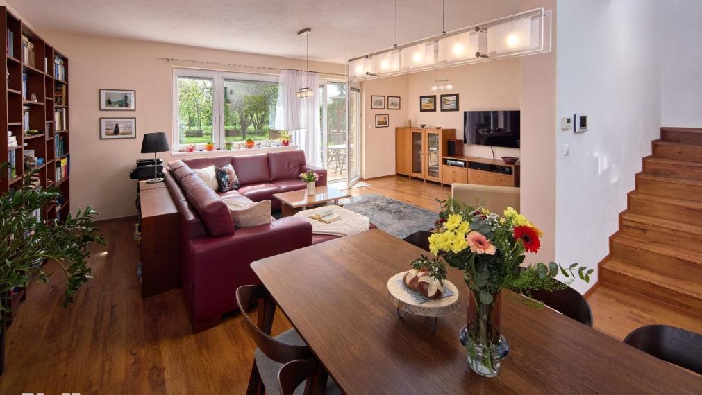 Neibrs | 513 m2 záhrada, 4 izb RD  samostatný, garáž, altánok, v dome krb