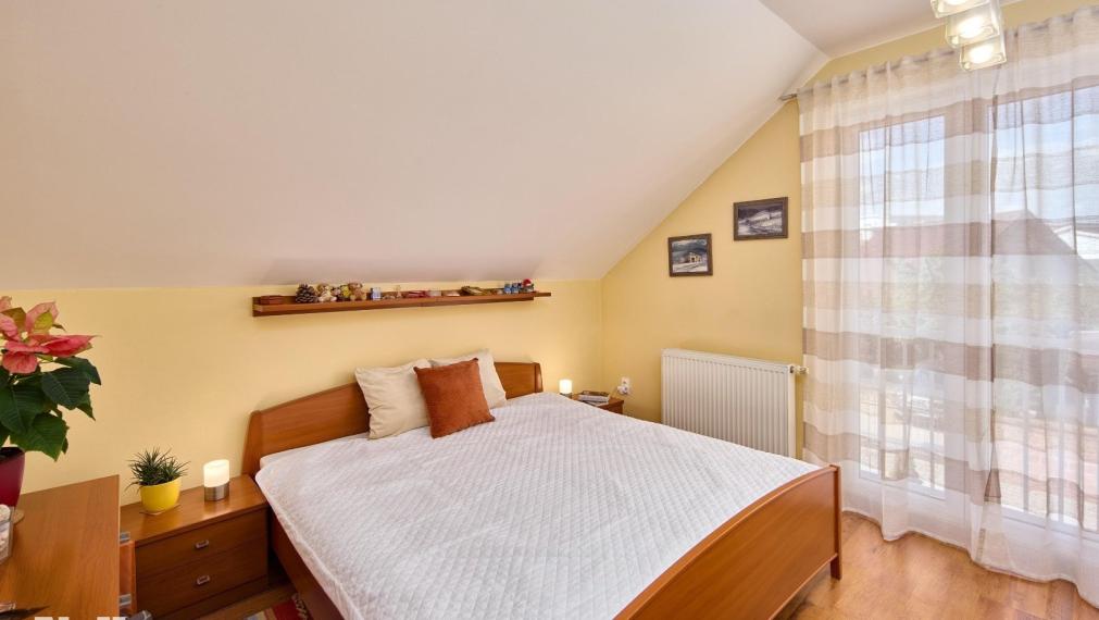 Neibrs | 513 m2 záhrada, 4 izb RD  samostatný, garáž, altánok, v dome krb