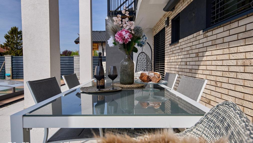 Neibrs | Krásny 5izb. dom, priestranný, krb, vonkajší bazén, krásna záhrada