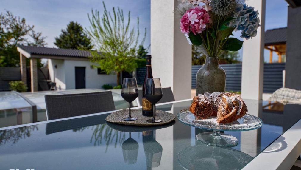 Neibrs | Krásny 5izb. dom, priestranný, krb, vonkajší bazén, krásna záhrada