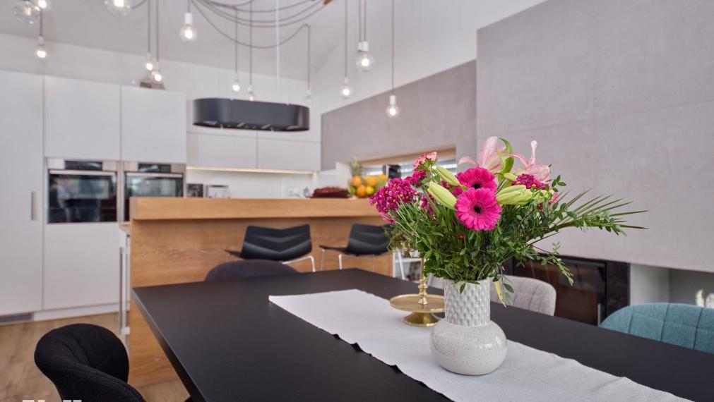 Neibrs | Krásny 5izb. dom, priestranný, krb, vonkajší bazén, krásna záhrada