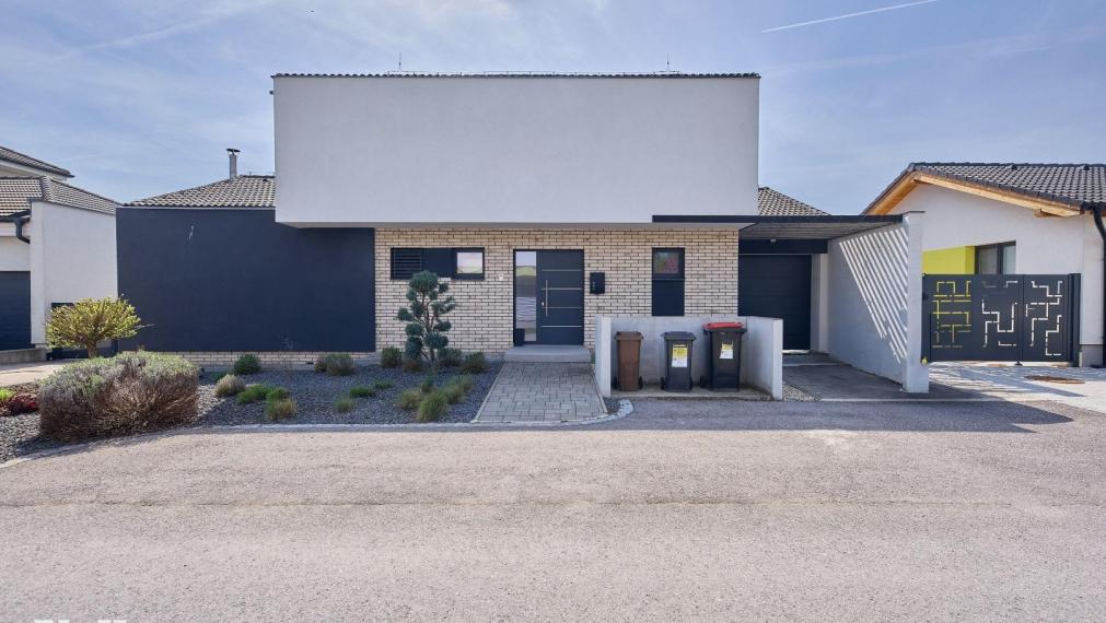 Neibrs | Krásny 5izb. dom, priestranný, krb, vonkajší bazén, krásna záhrada