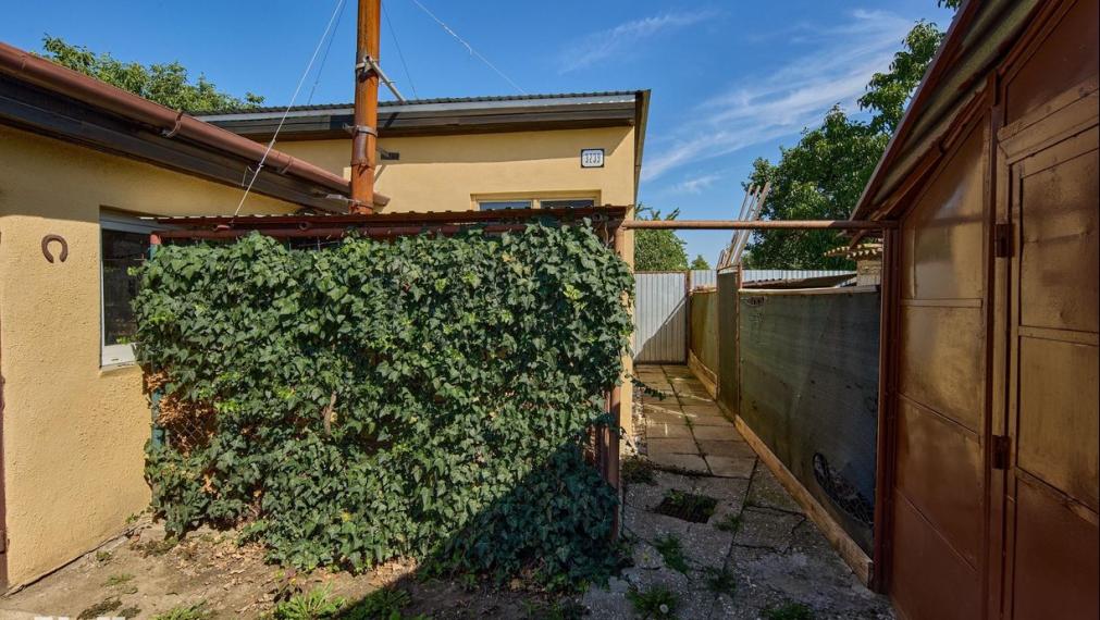 Neibrs | REZERVOVANÝ -  5 izbový RD  s garážou, dielňou, letnou kuchyňou, výbehom pre zvieratá, 1269 m2 pozemok