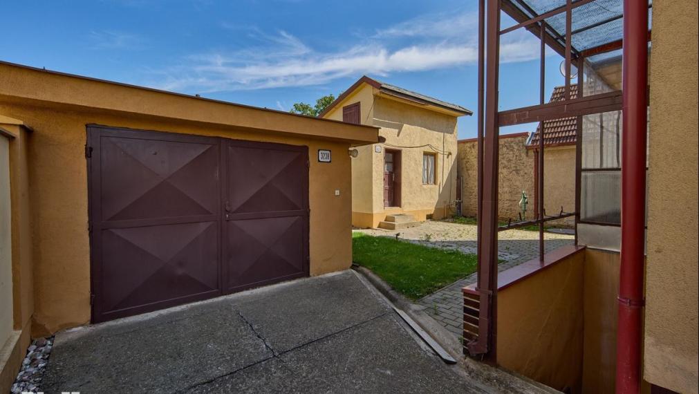 Neibrs | REZERVOVANÝ -  5 izbový RD  s garážou, dielňou, letnou kuchyňou, výbehom pre zvieratá, 1269 m2 pozemok