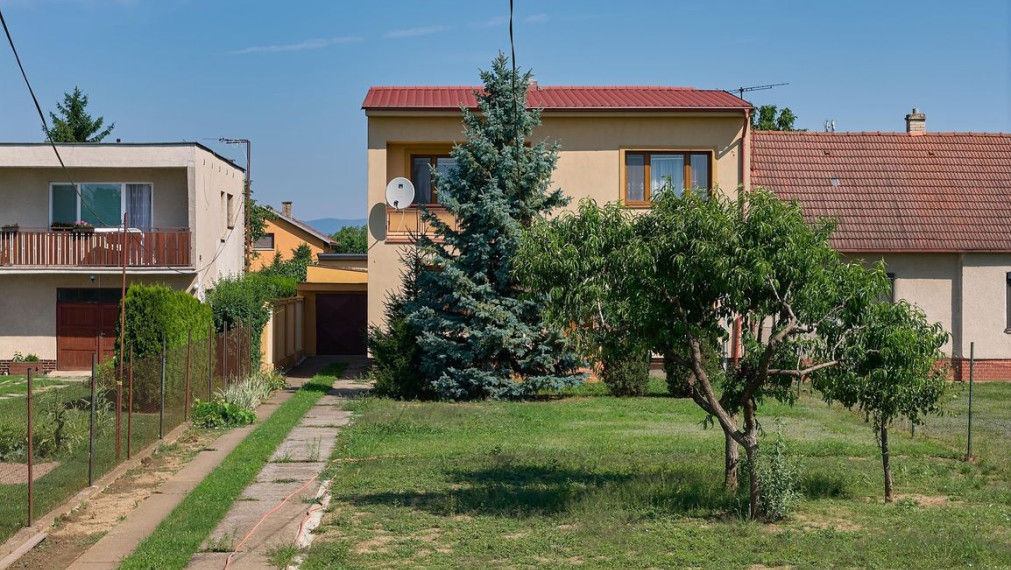 Neibrs | REZERVOVANÝ -  5 izbový RD  s garážou, dielňou, letnou kuchyňou, výbehom pre zvieratá, 1269 m2 pozemok