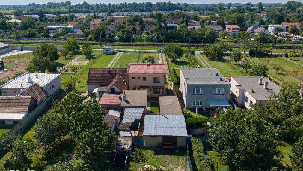 Neibrs | REZERVOVANÝ -  5 izbový RD  s garážou, dielňou, letnou kuchyňou, výbehom pre zvieratá, 1269 m2 pozemok