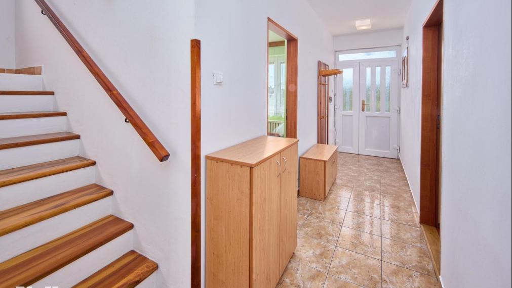 Neibrs | REZERVOVANÝ -  5 izbový RD  s garážou, dielňou, letnou kuchyňou, výbehom pre zvieratá, 1269 m2 pozemok