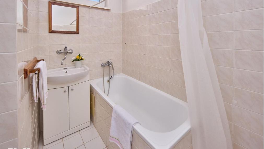 Neibrs | REZERVOVANÝ -  5 izbový RD  s garážou, dielňou, letnou kuchyňou, výbehom pre zvieratá, 1269 m2 pozemok