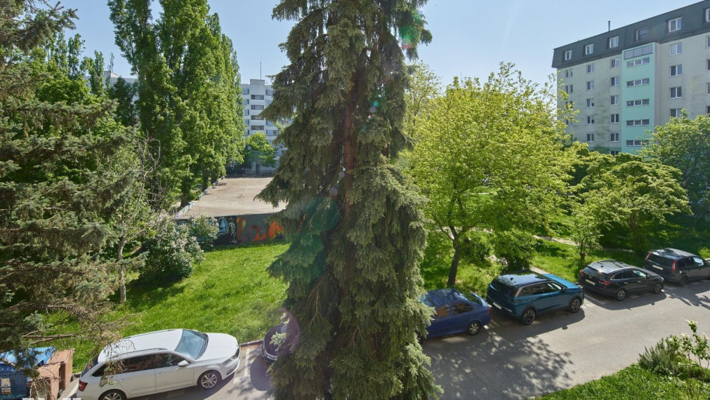 Neibrs | REZERVOVANÉ- Kompletne zrekonštruovaný 3 izb. byt s loggiou a zariadením na Súmračej ul. v Ružinove