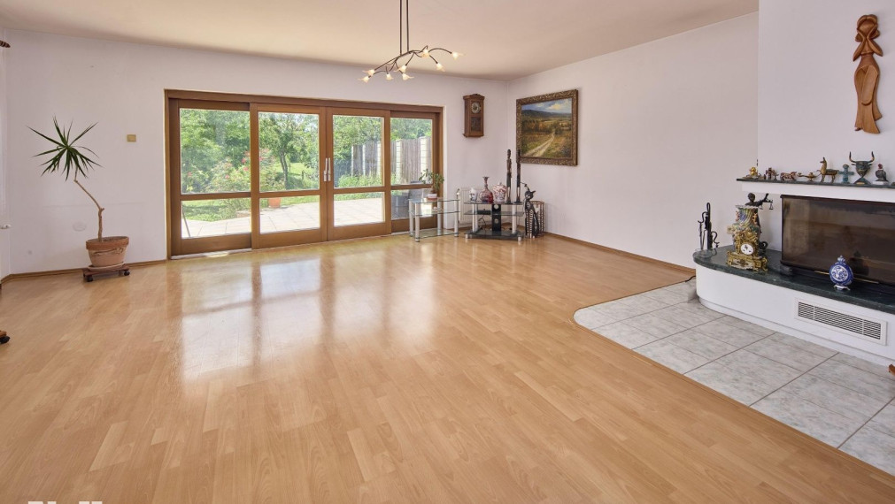 Neibrs | Predaj 6 izb. RD s garážou a vínnou pivničkou na pozemku 2775 m2