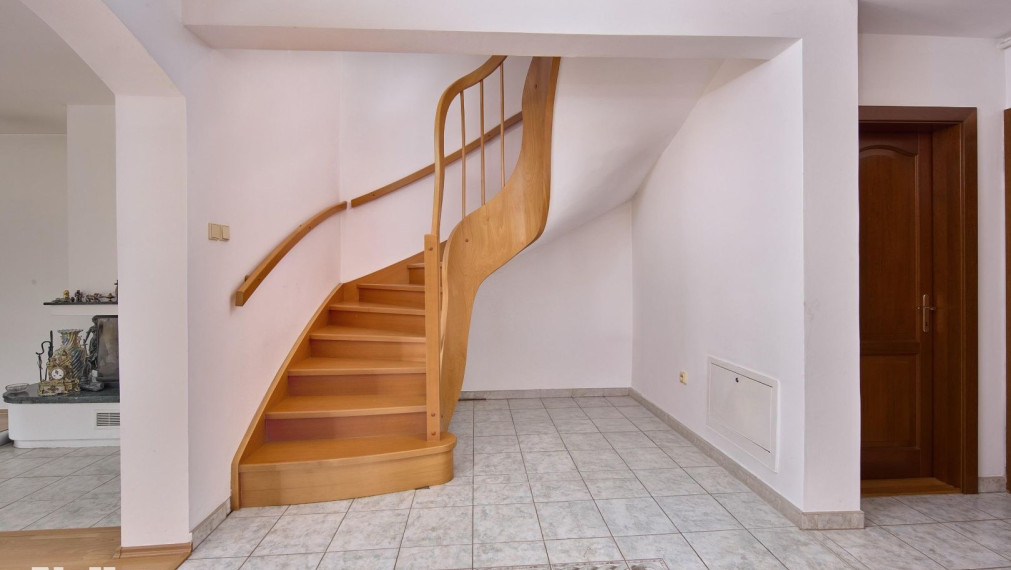 Neibrs | Predaj 6 izb. RD s garážou a vínnou pivničkou na pozemku 2775 m2