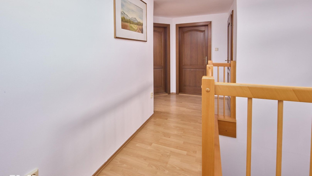 Neibrs | Predaj 6 izb. RD s garážou a vínnou pivničkou na pozemku 2775 m2