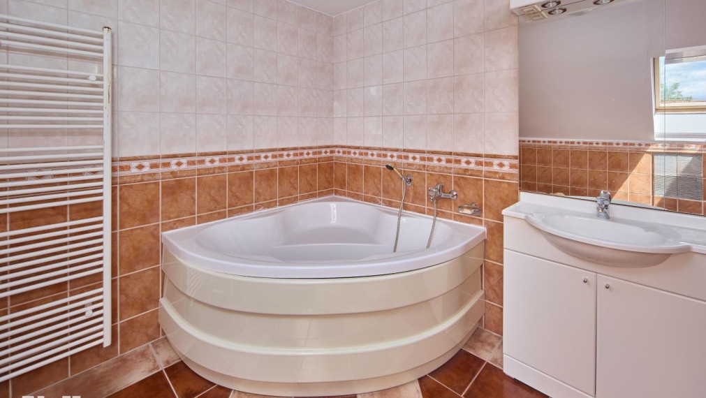 Neibrs | Predaj 6 izb. RD s garážou a vínnou pivničkou na pozemku 2775 m2