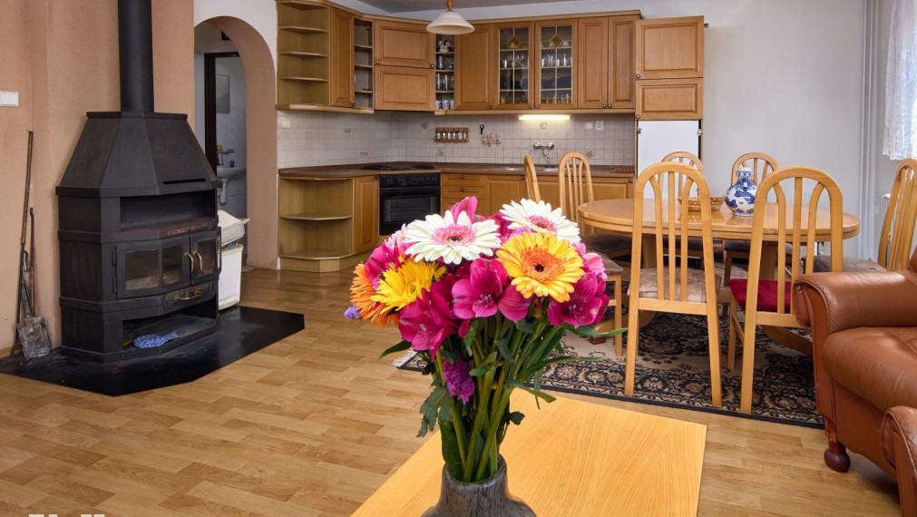 Neibrs | Na predaj 2 rodinné domy s garážou a samostatnou bytovou jednotkou, pozemok 1115 m2