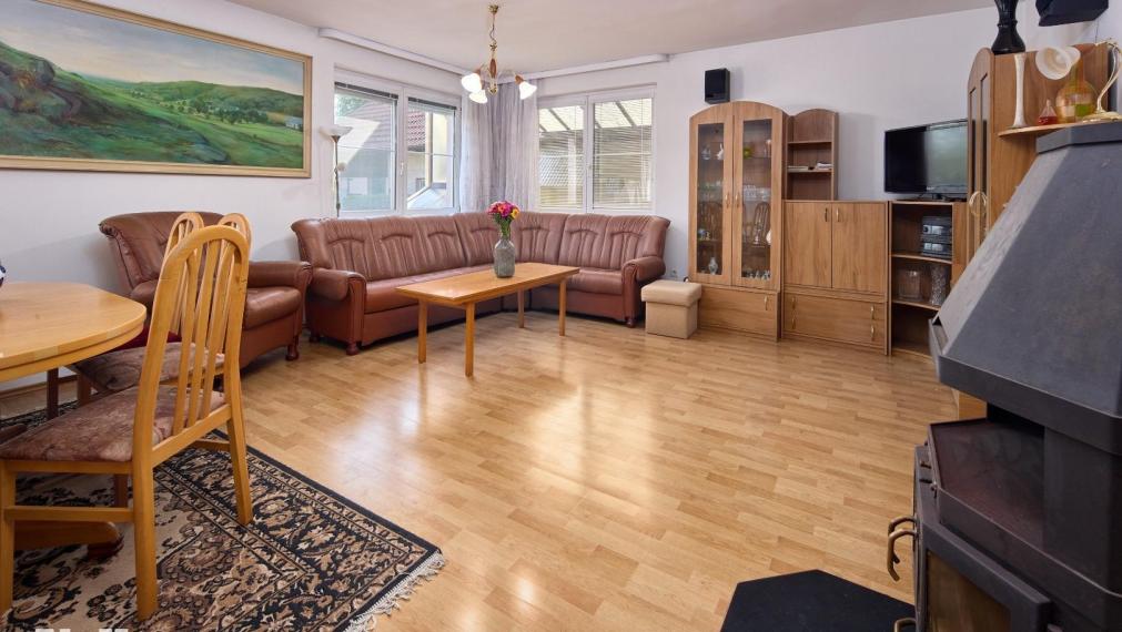 Neibrs | Na predaj 2 rodinné domy s garážou a samostatnou bytovou jednotkou, pozemok 1115 m2