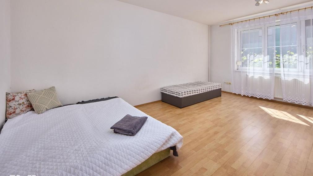 Neibrs | Na predaj 2 rodinné domy s garážou a samostatnou bytovou jednotkou, pozemok 1115 m2