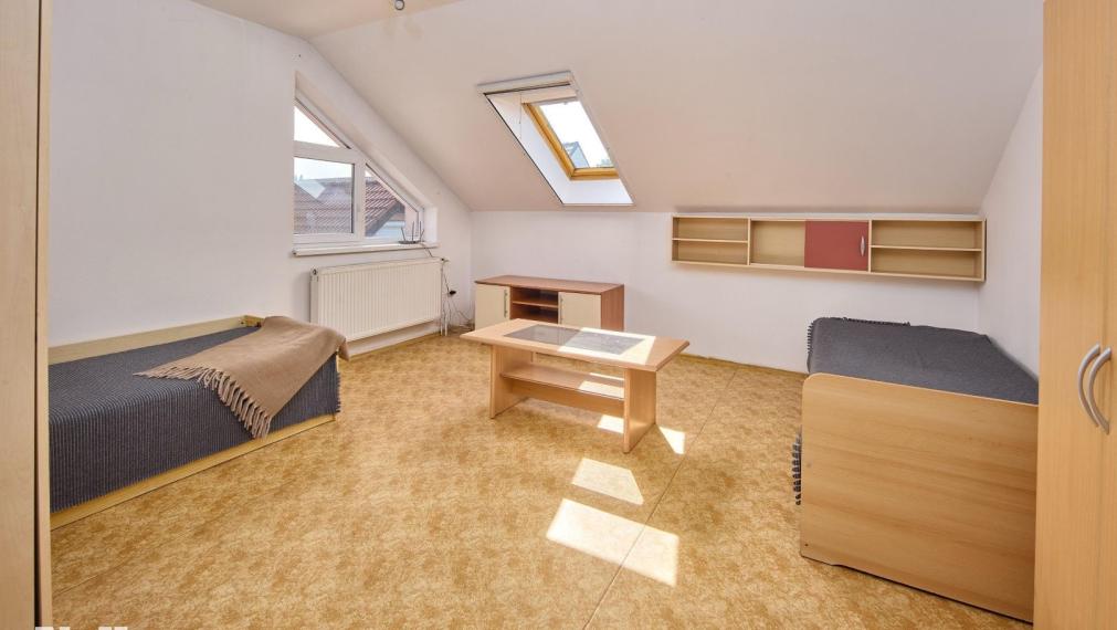 Neibrs | Na predaj 2 rodinné domy s garážou a samostatnou bytovou jednotkou, pozemok 1115 m2