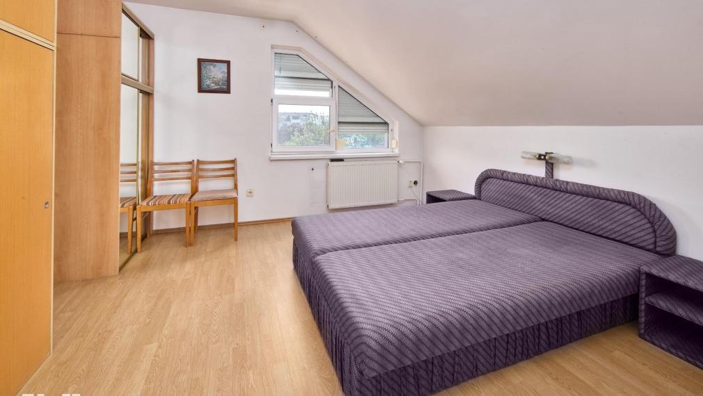 Neibrs | Na predaj 2 rodinné domy s garážou a samostatnou bytovou jednotkou, pozemok 1115 m2