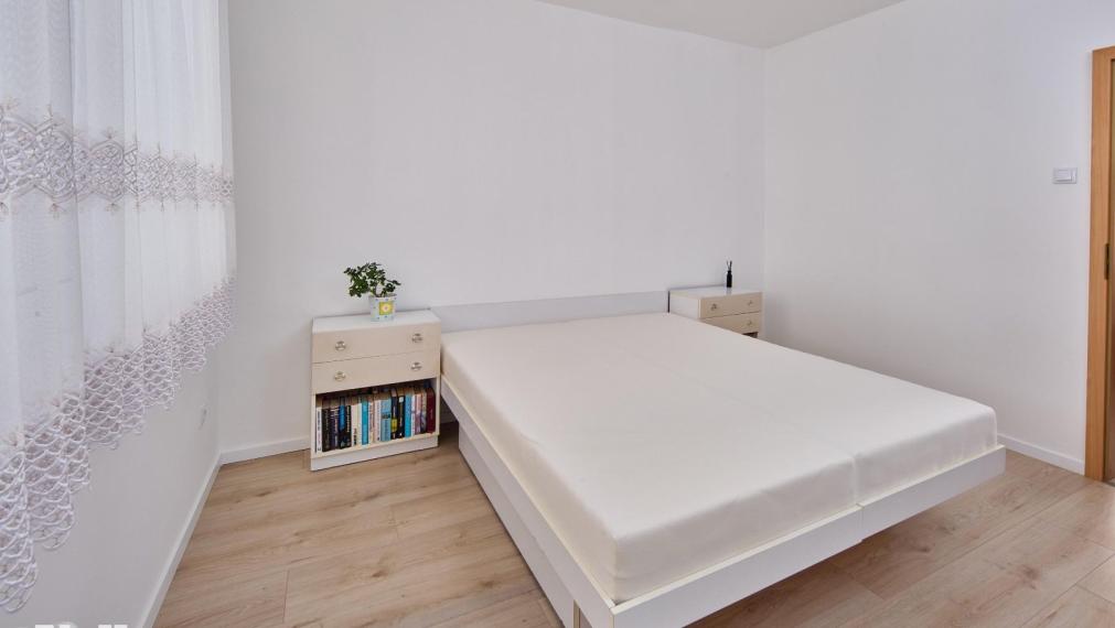 Neibrs | 4 izb. byt s loggiou na Nejedlého ul. v Dúbravke