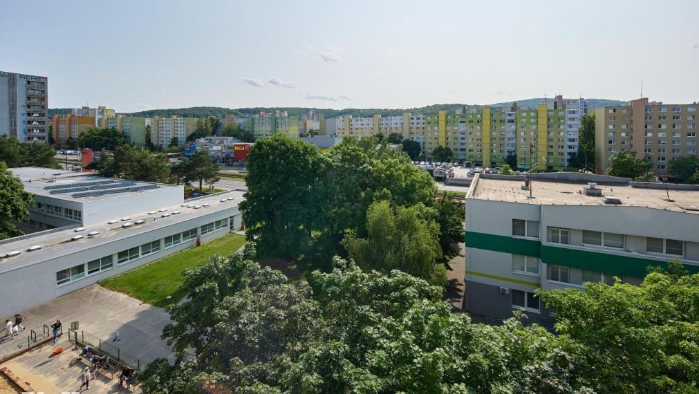 Neibrs | 4 izb. byt s loggiou na Nejedlého ul. v Dúbravke