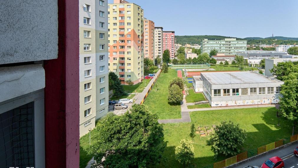 Neibrs | 4 izb. byt s loggiou na Nejedlého ul. v Dúbravke