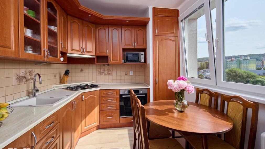 Neibrs | 4 izb. byt s loggiou na Nejedlého ul. v Dúbravke