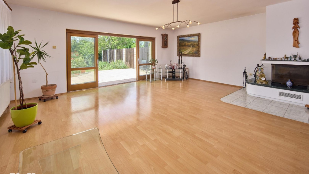 Neibrs | Predaj 6 izb. RD s garážou a vínnou pivničkou na pozemku 2775 m2