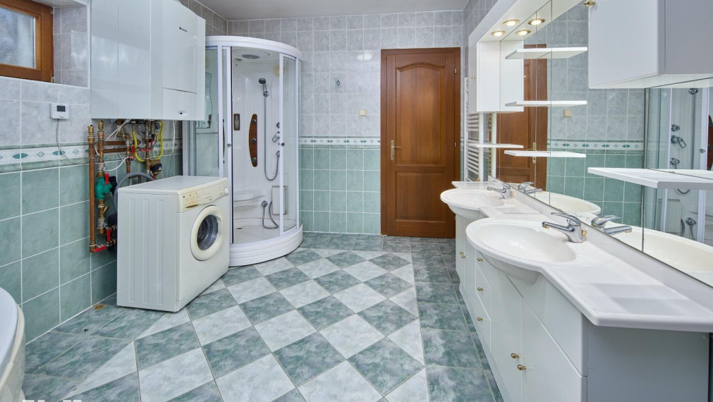 Neibrs | Predaj 6 izb. RD s garážou a vínnou pivničkou na pozemku 2775 m2