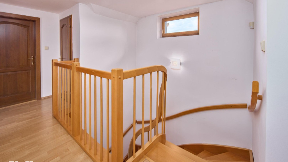 Neibrs | Predaj 6 izb. RD s garážou a vínnou pivničkou na pozemku 2775 m2