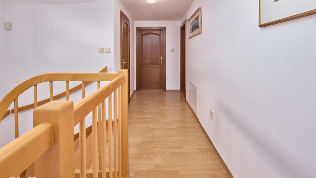 Neibrs | Predaj 6 izb. RD s garážou a vínnou pivničkou na pozemku 2775 m2