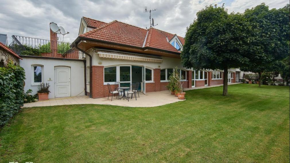 Neibrs | Exkluzívne na prenájom zariadená luxusná 5i vila s bazénon, garážou, záhradou s jazierkom, Nová dedinka, okr. Senec