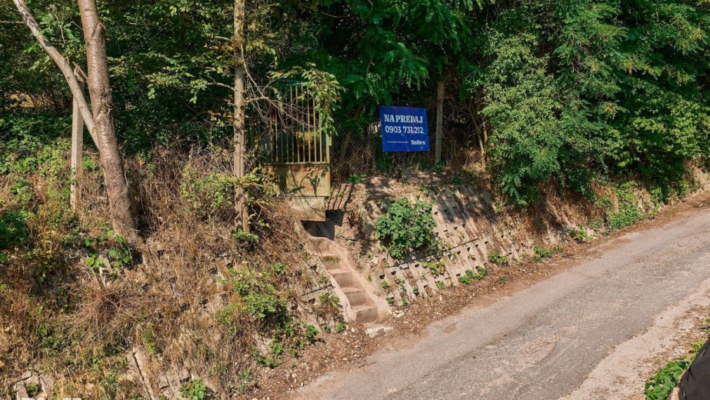 Neibrs | 1100m2 - Rača - výhľad na Bratislavu, dva vstupy na pozemok, vedľa lesa