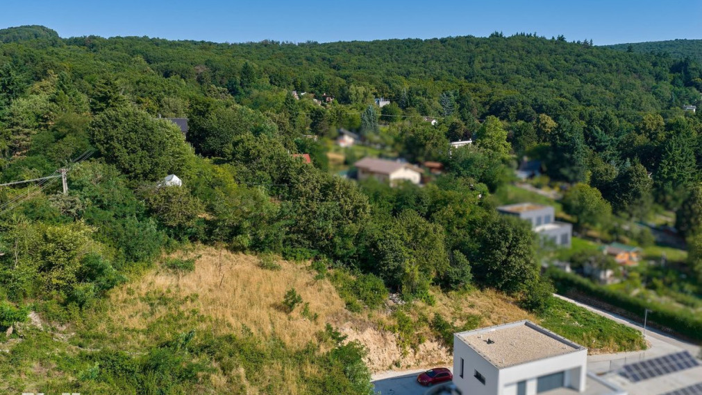 Neibrs | 1100m2 - Rača - výhľad na Bratislavu, dva vstupy na pozemok, vedľa lesa