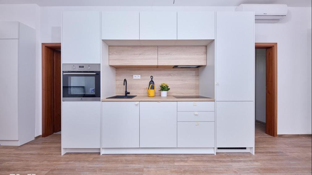 Neibrs | predaj (2) izbový byt s balkónom (kompletne zariadený) v zrekonštruovanej historickej budove na Palisádach v Bratislave