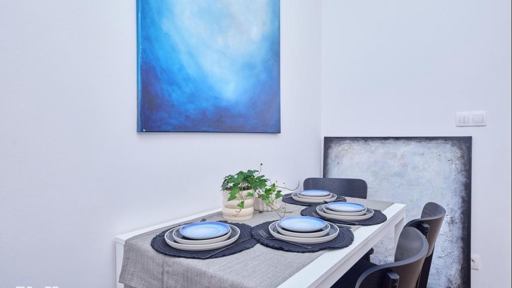 Neibrs | predaj (2) izbový byt s balkónom (kompletne zariadený) v zrekonštruovanej historickej budove na Palisádach v Bratislave