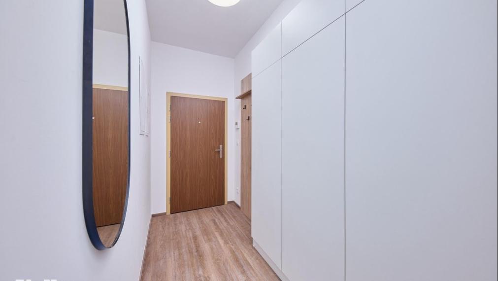 Neibrs | predaj (2) izbový byt s balkónom (kompletne zariadený) v zrekonštruovanej historickej budove na Palisádach v Bratislave