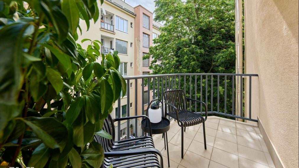 Neibrs | predaj (2) izbový byt s balkónom (kompletne zariadený) v zrekonštruovanej historickej budove na Palisádach v Bratislave