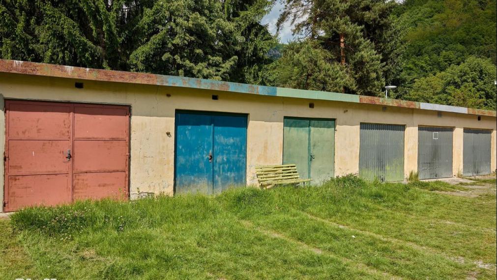 Neibrs | predaj (4) izbový veľkometrážny byt v obci Hodruša - Hámre okres Žarnovica