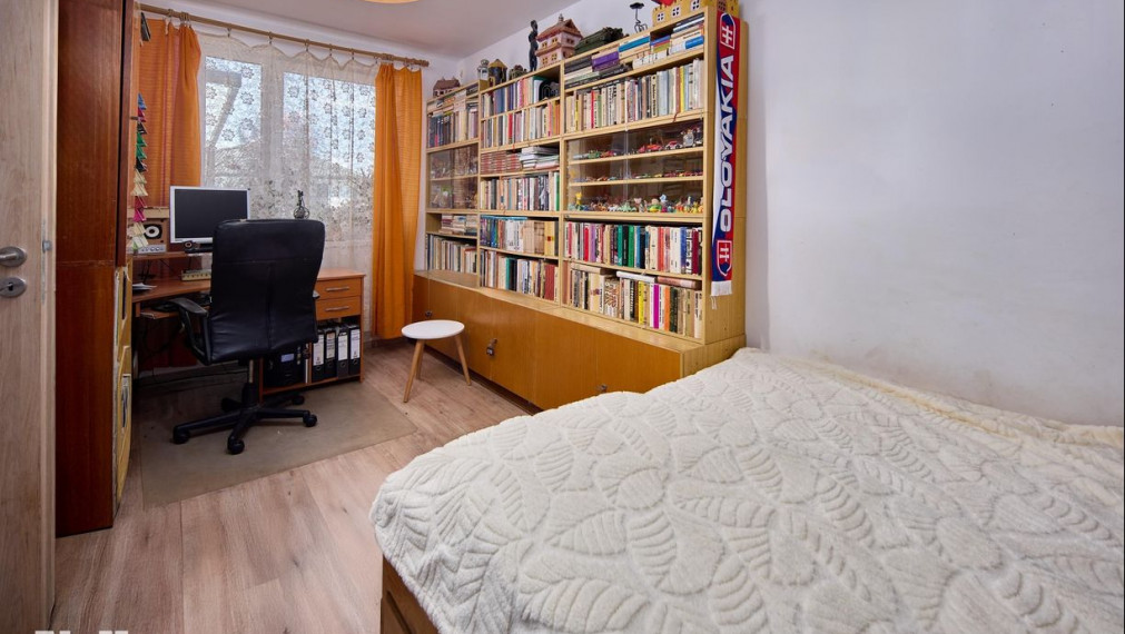 Neibrs | 4 izb. dom v radovej zástavbe, terasa, 2 parkovacie miesta