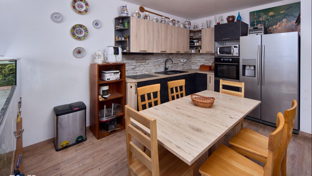 Neibrs | 4 izb. dom v radovej zástavbe, terasa, 2 parkovacie miesta