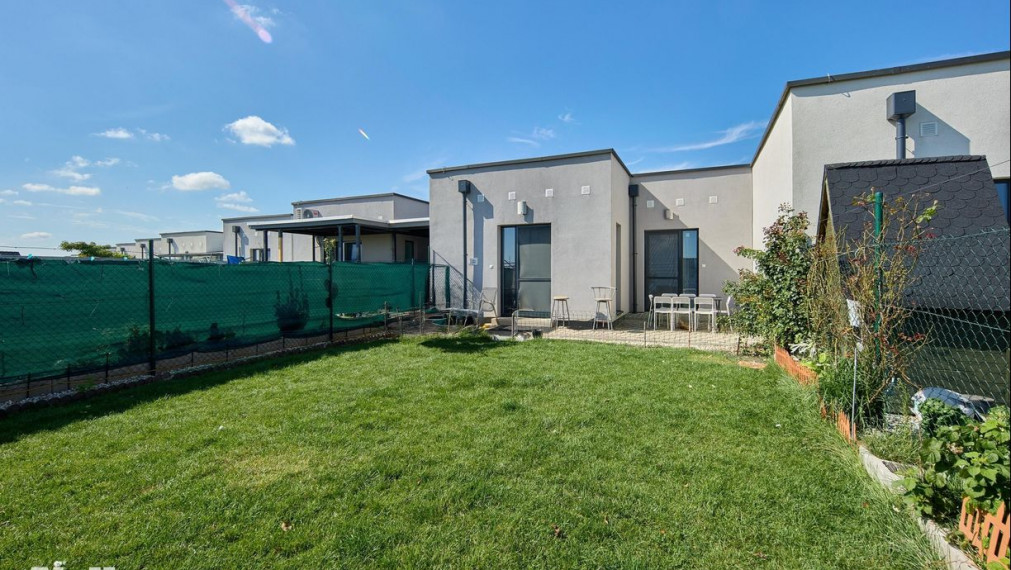 Neibrs | 4 izb. dom v radovej zástavbe, terasa, 2 parkovacie miesta