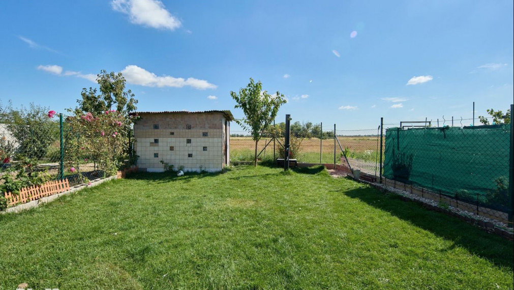 Neibrs | 4 izb. dom v radovej zástavbe, terasa, 2 parkovacie miesta