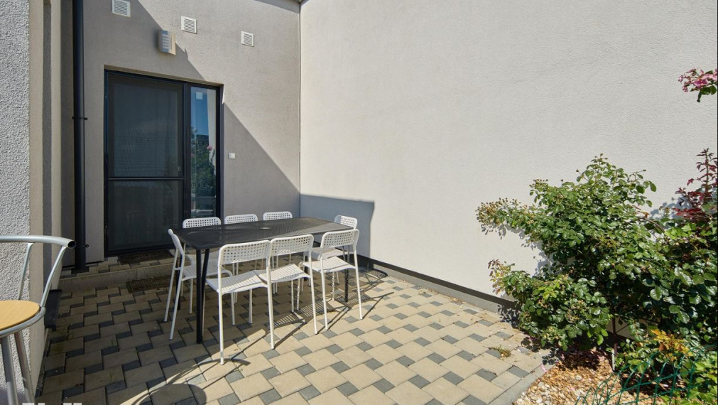 Neibrs | 4 izb. dom v radovej zástavbe, terasa, 2 parkovacie miesta