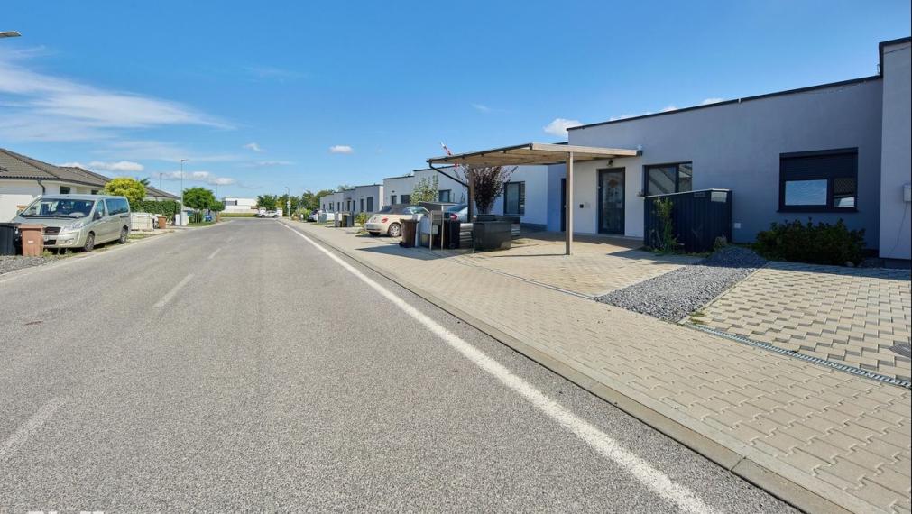 Neibrs | 4 izb. dom v radovej zástavbe, terasa, 2 parkovacie miesta