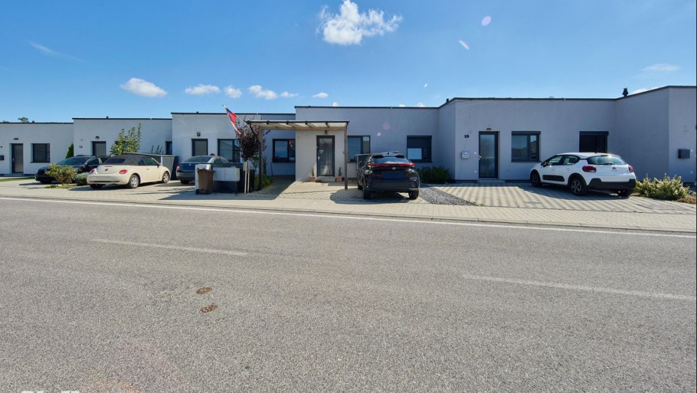 Neibrs | 4 izb. dom v radovej zástavbe, terasa, 2 parkovacie miesta