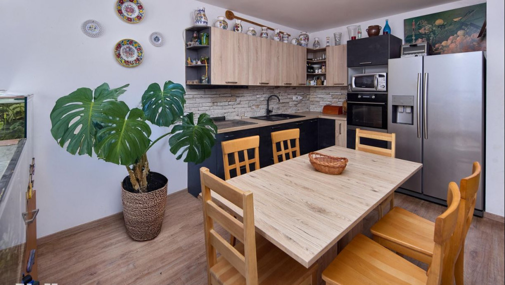 Neibrs | 4 izb. dom v radovej zástavbe, terasa, 2 parkovacie miesta