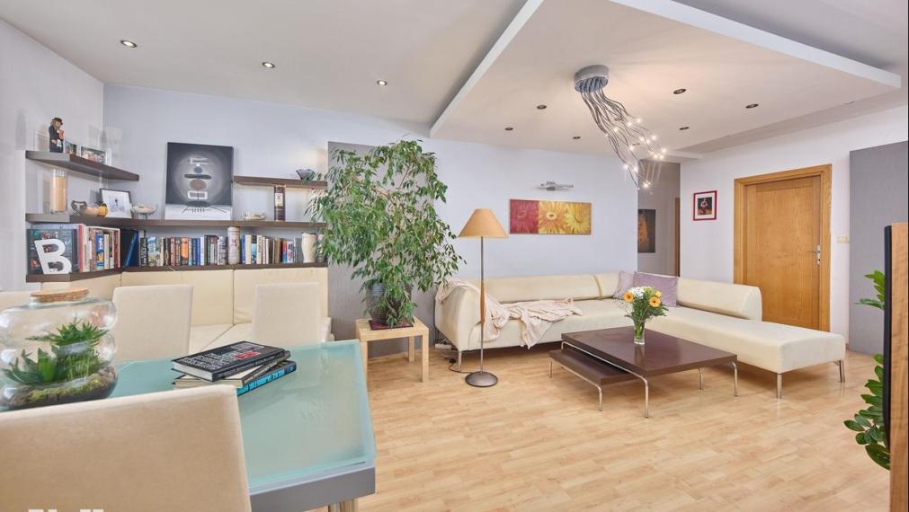 Neibrs| 4 izb. byt, Kramáre, 127 m2 plus 7 m2 loggia, pivnica, dve svetové strany