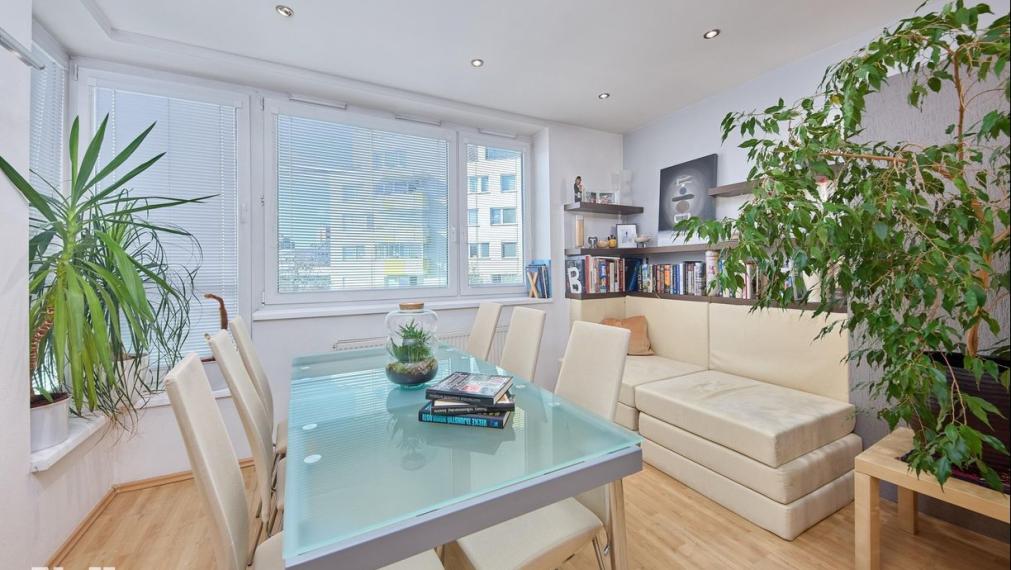 Neibrs| 4 izb. byt, Kramáre, 127 m2 plus 7 m2 loggia, pivnica, dve svetové strany